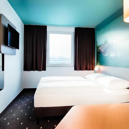 B&B Hotel Muenchen-Путцбрун Екстериор снимка