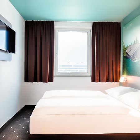 B&B Hotel Muenchen-Путцбрун Екстериор снимка