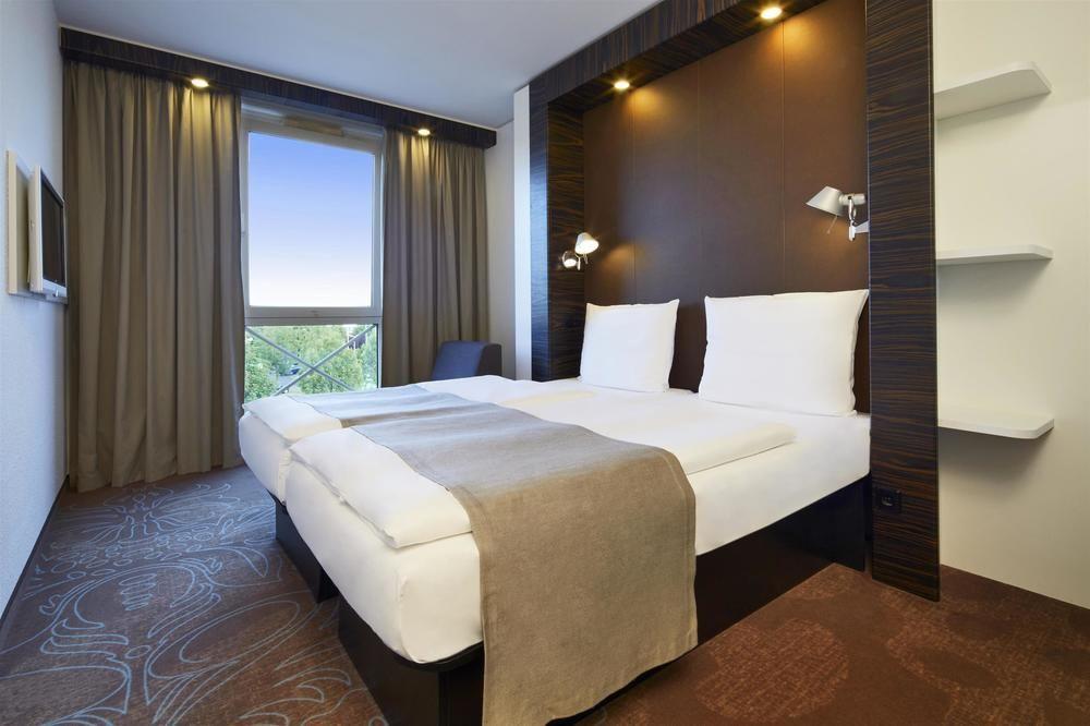 B&B Hotel Muenchen-Путцбрун Екстериор снимка