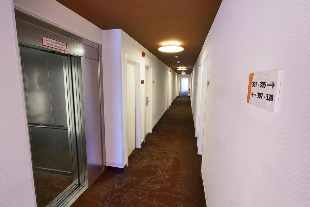 B&B Hotel Muenchen-Путцбрун Екстериор снимка