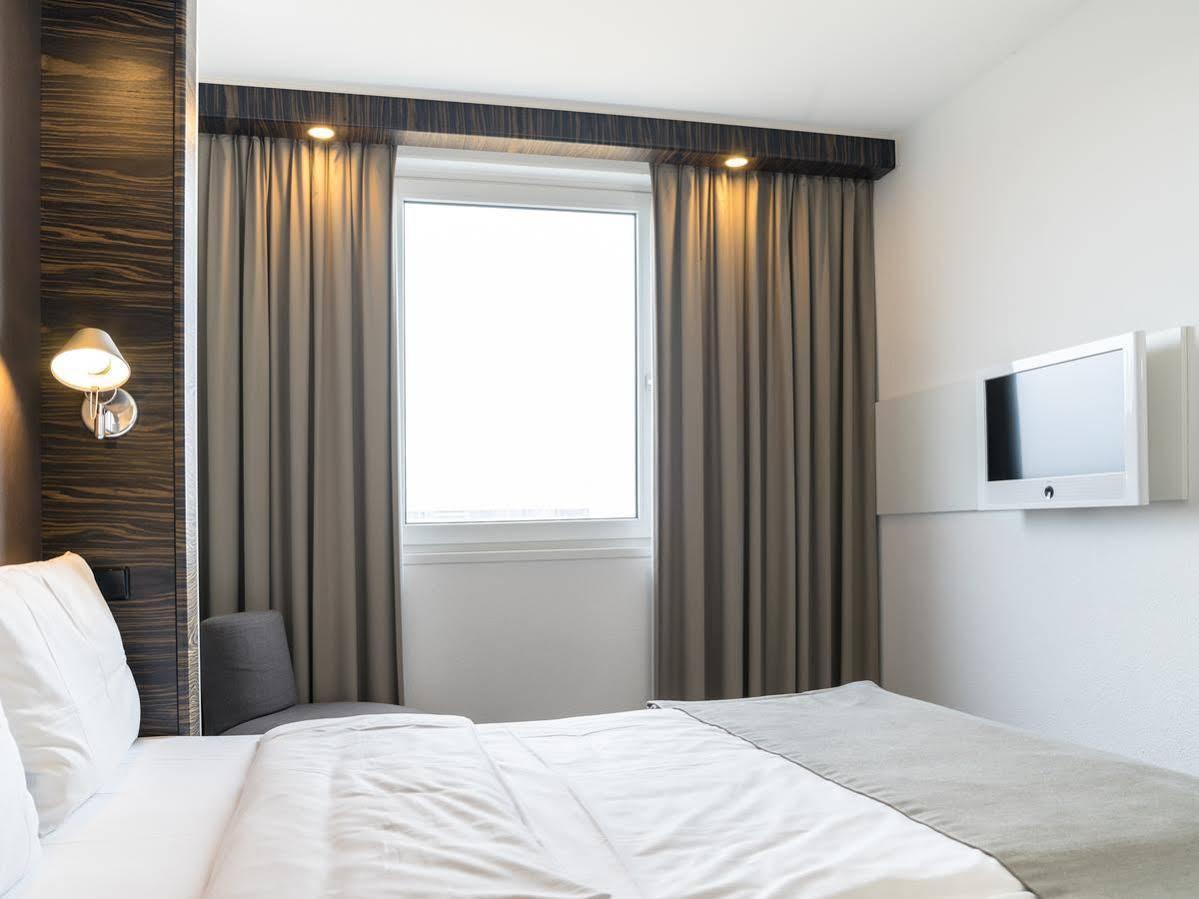 B&B Hotel Muenchen-Путцбрун Екстериор снимка