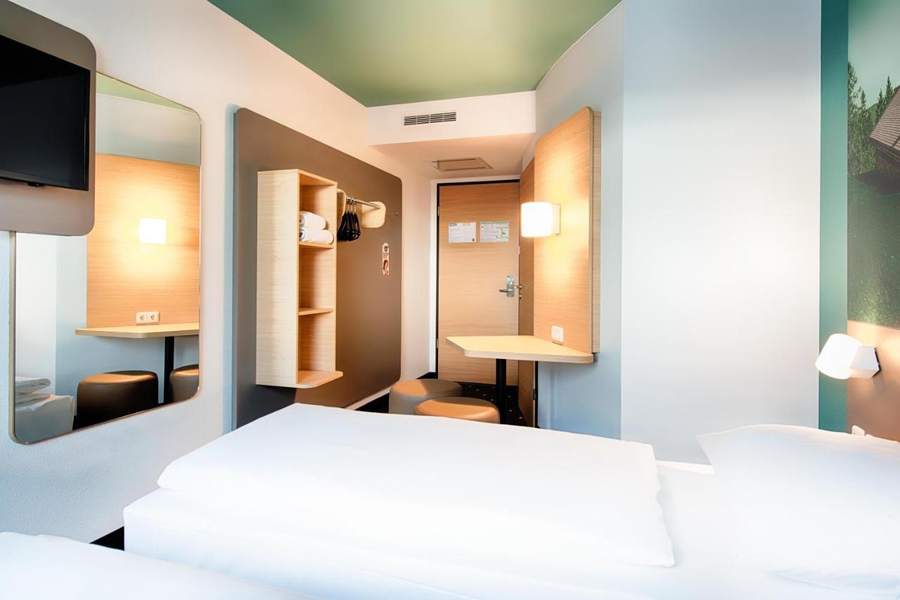 B&B Hotel Muenchen-Путцбрун Екстериор снимка