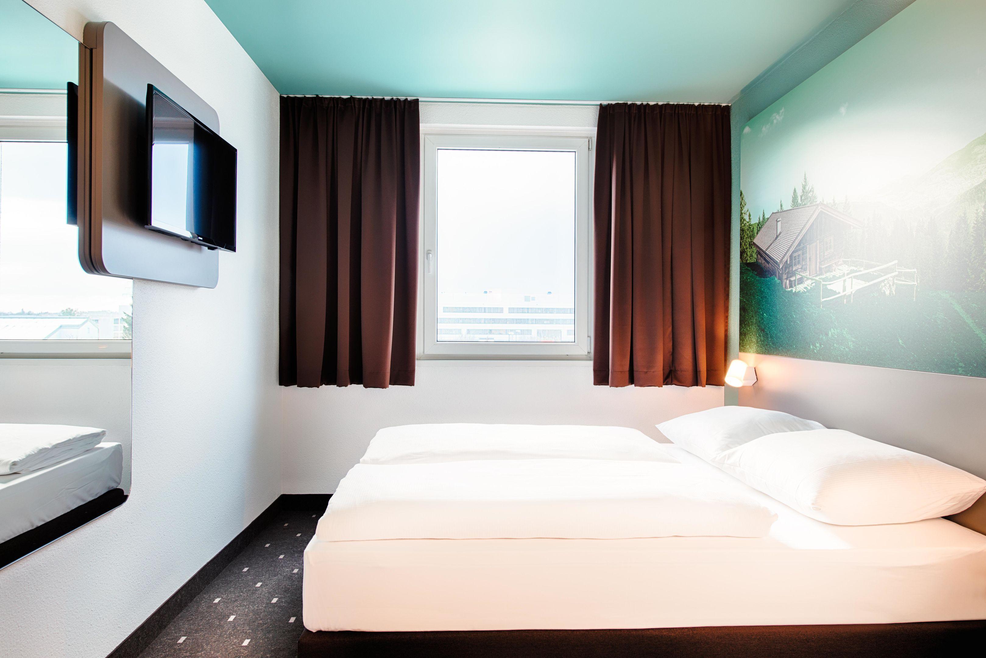 B&B Hotel Muenchen-Путцбрун Екстериор снимка
