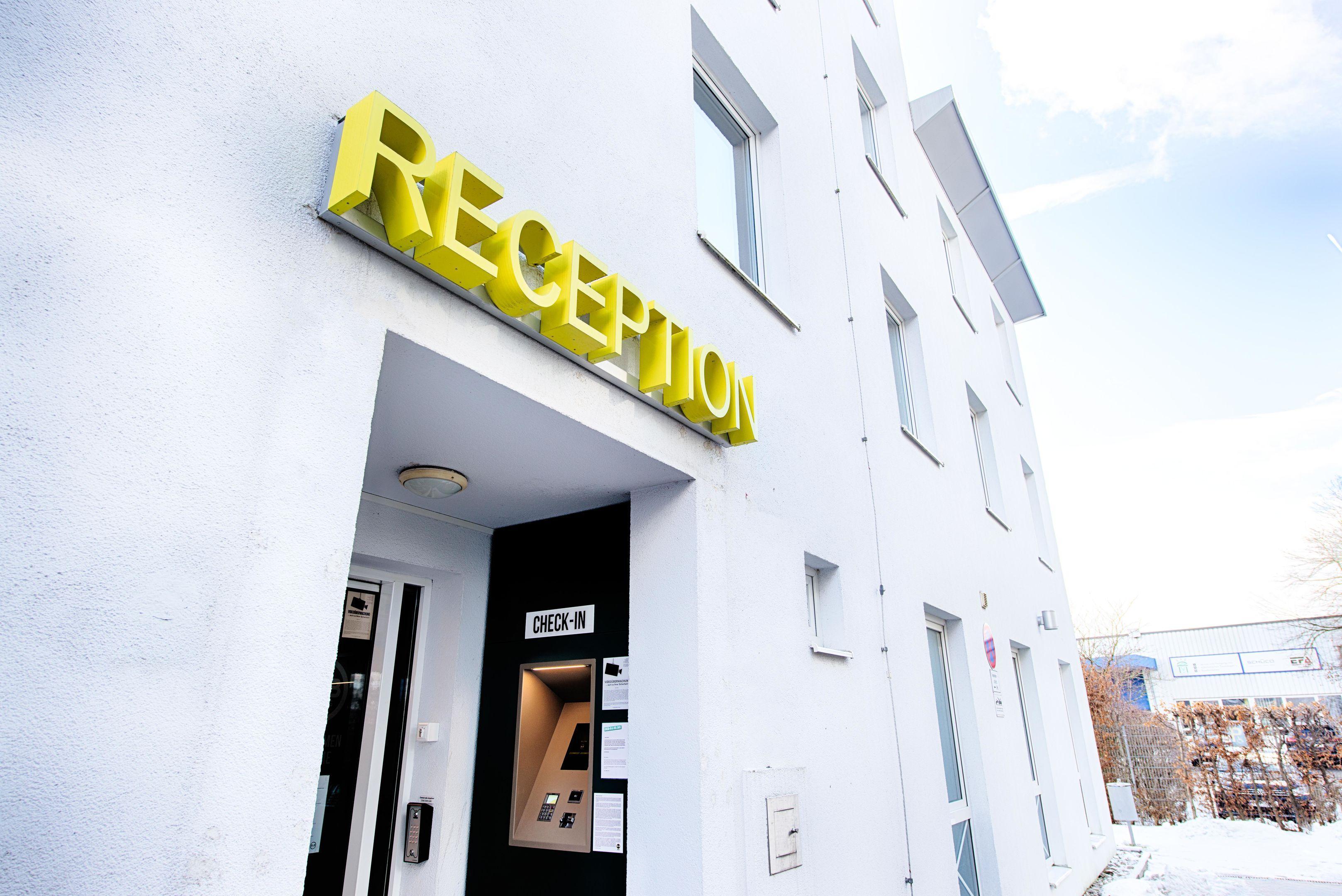 B&B Hotel Muenchen-Путцбрун Екстериор снимка