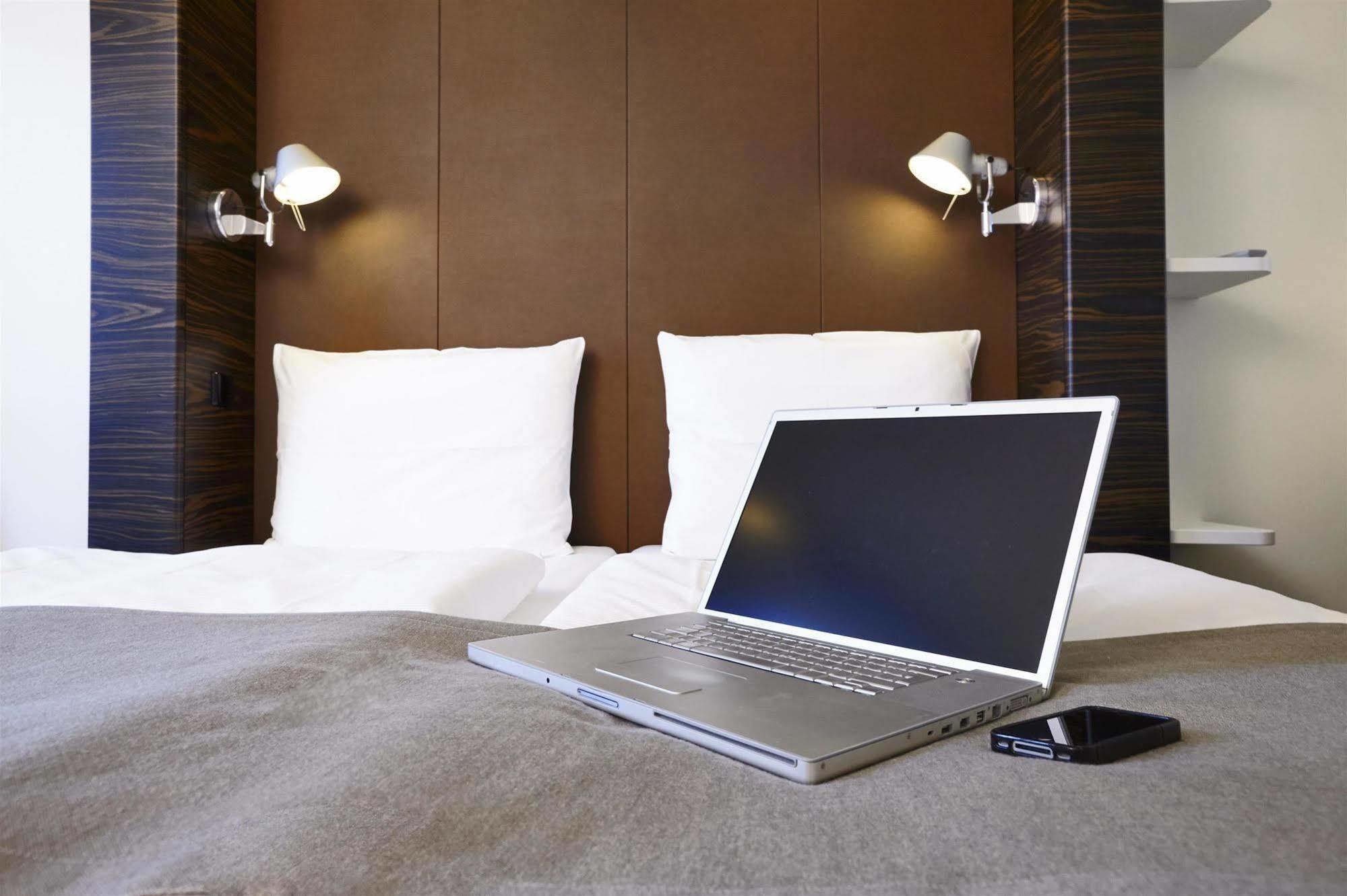 B&B Hotel Muenchen-Путцбрун Екстериор снимка