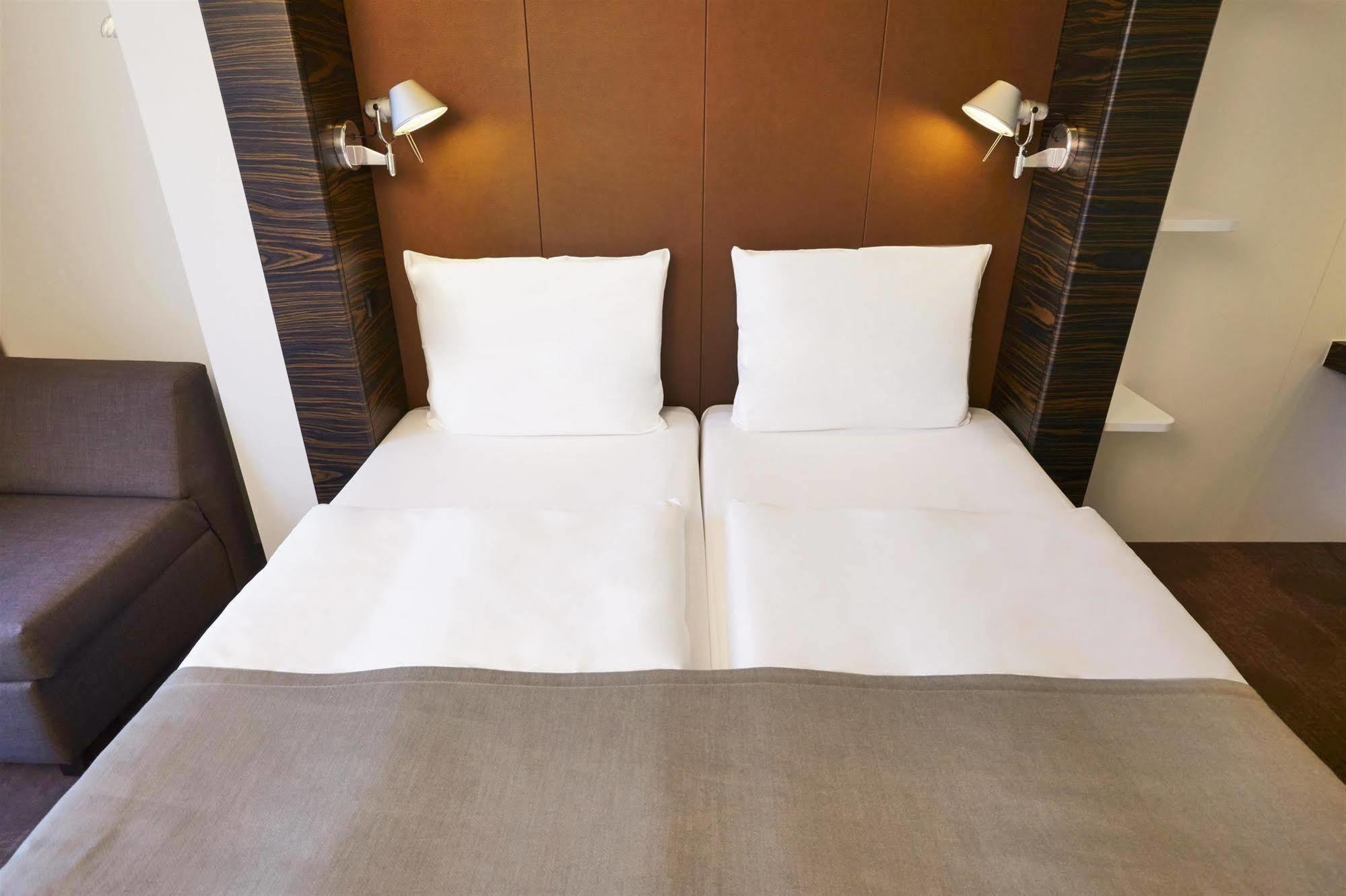 B&B Hotel Muenchen-Путцбрун Екстериор снимка