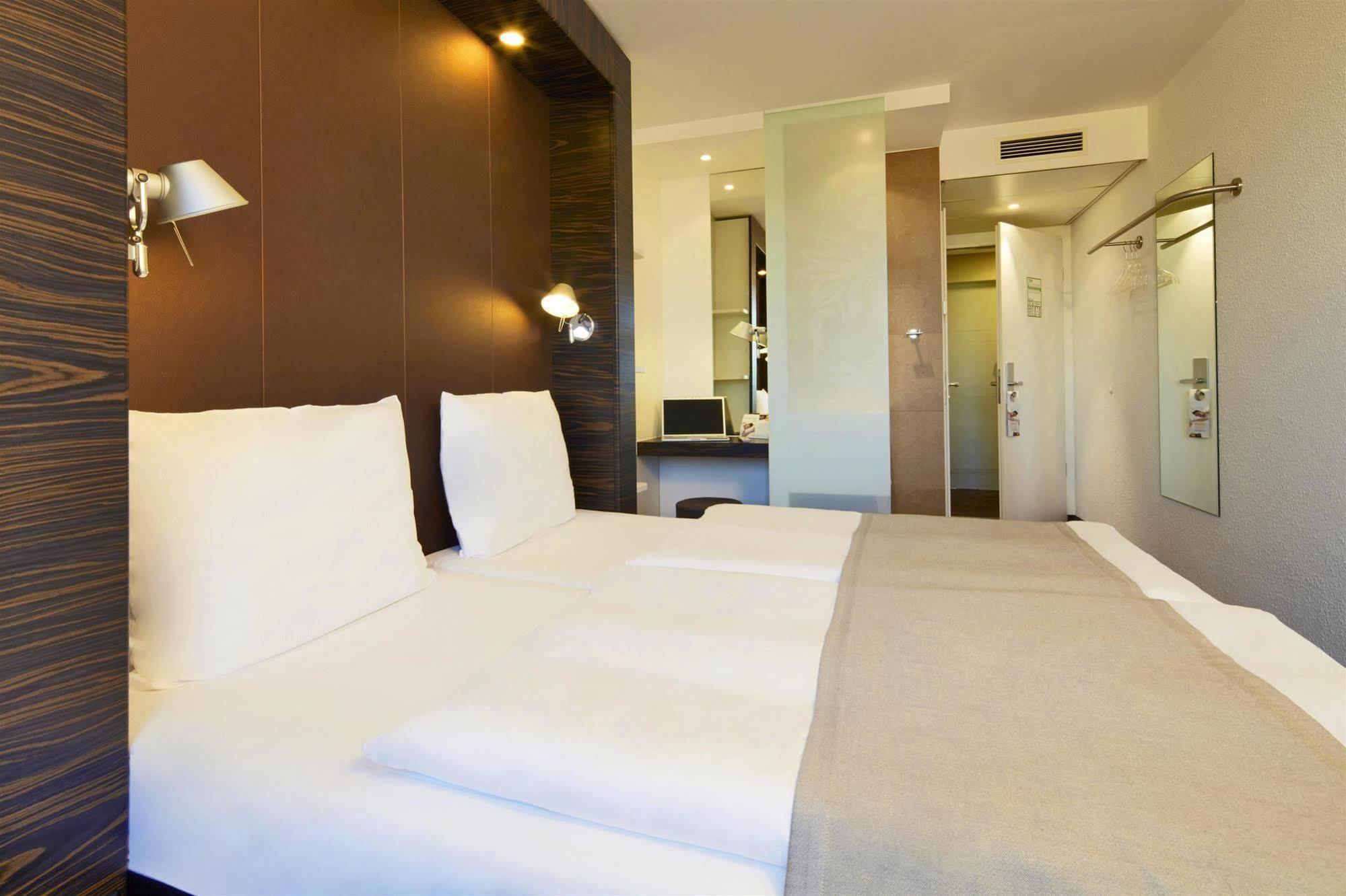 B&B Hotel Muenchen-Путцбрун Екстериор снимка