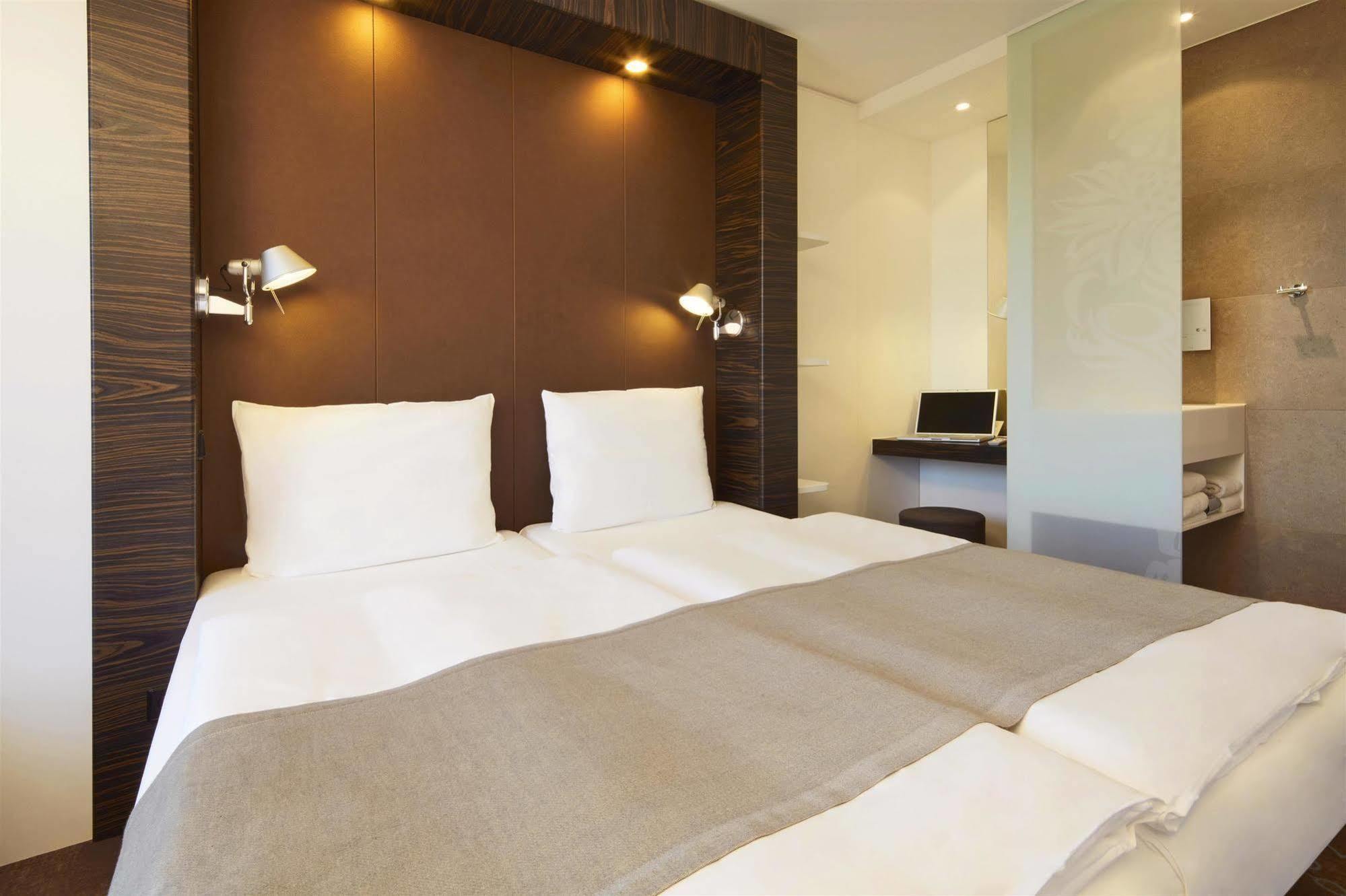 B&B Hotel Muenchen-Путцбрун Екстериор снимка