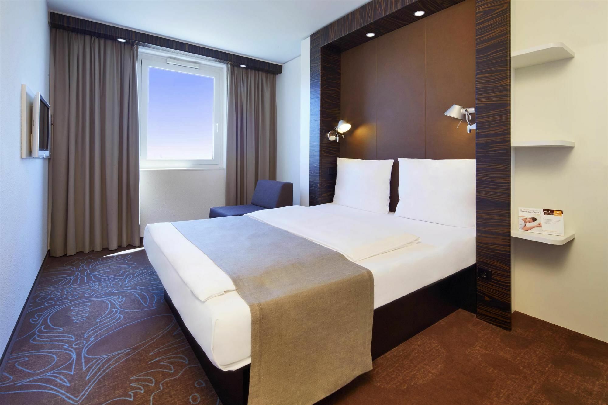 B&B Hotel Muenchen-Путцбрун Екстериор снимка